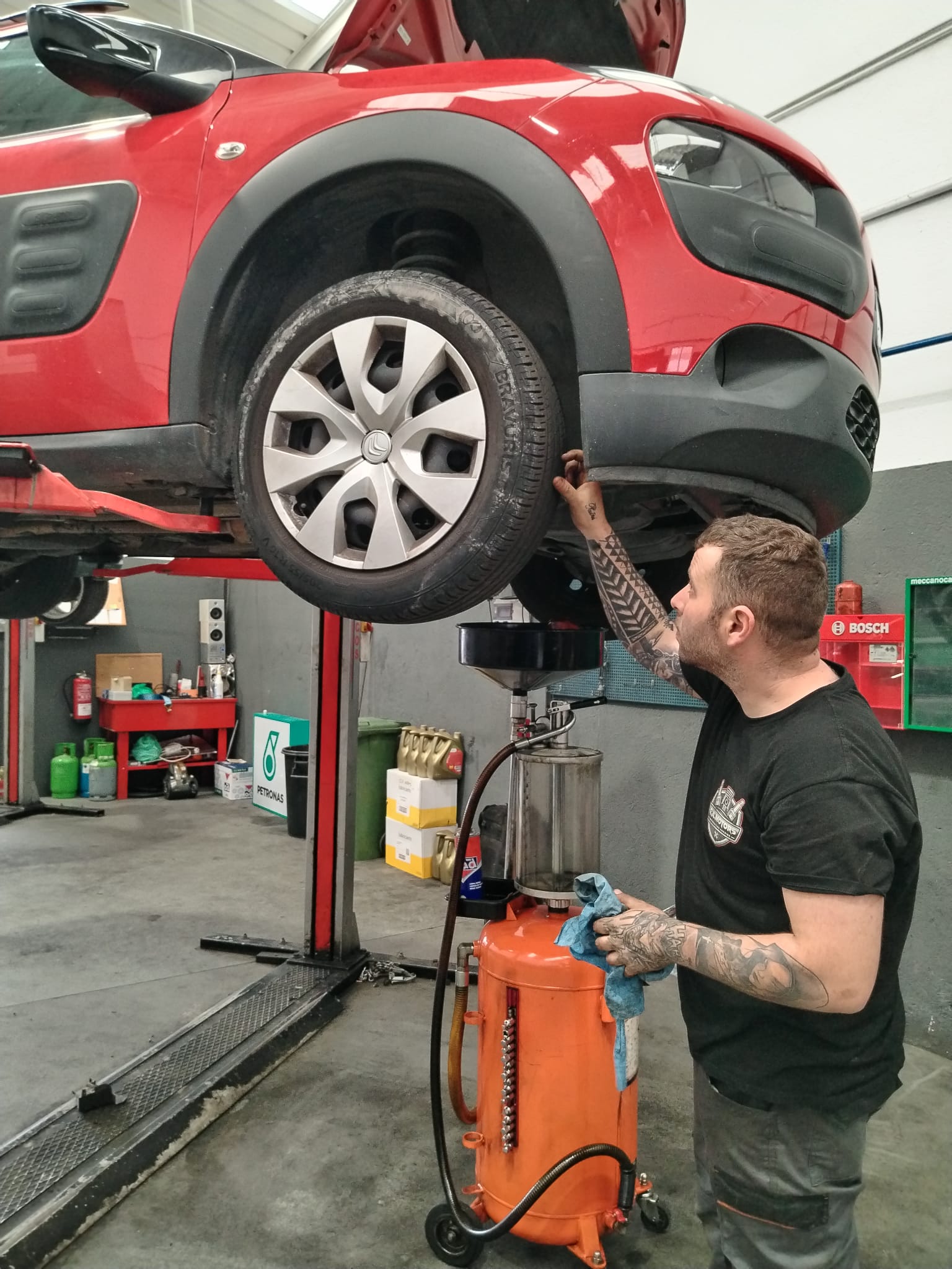 Persona arreglando coche